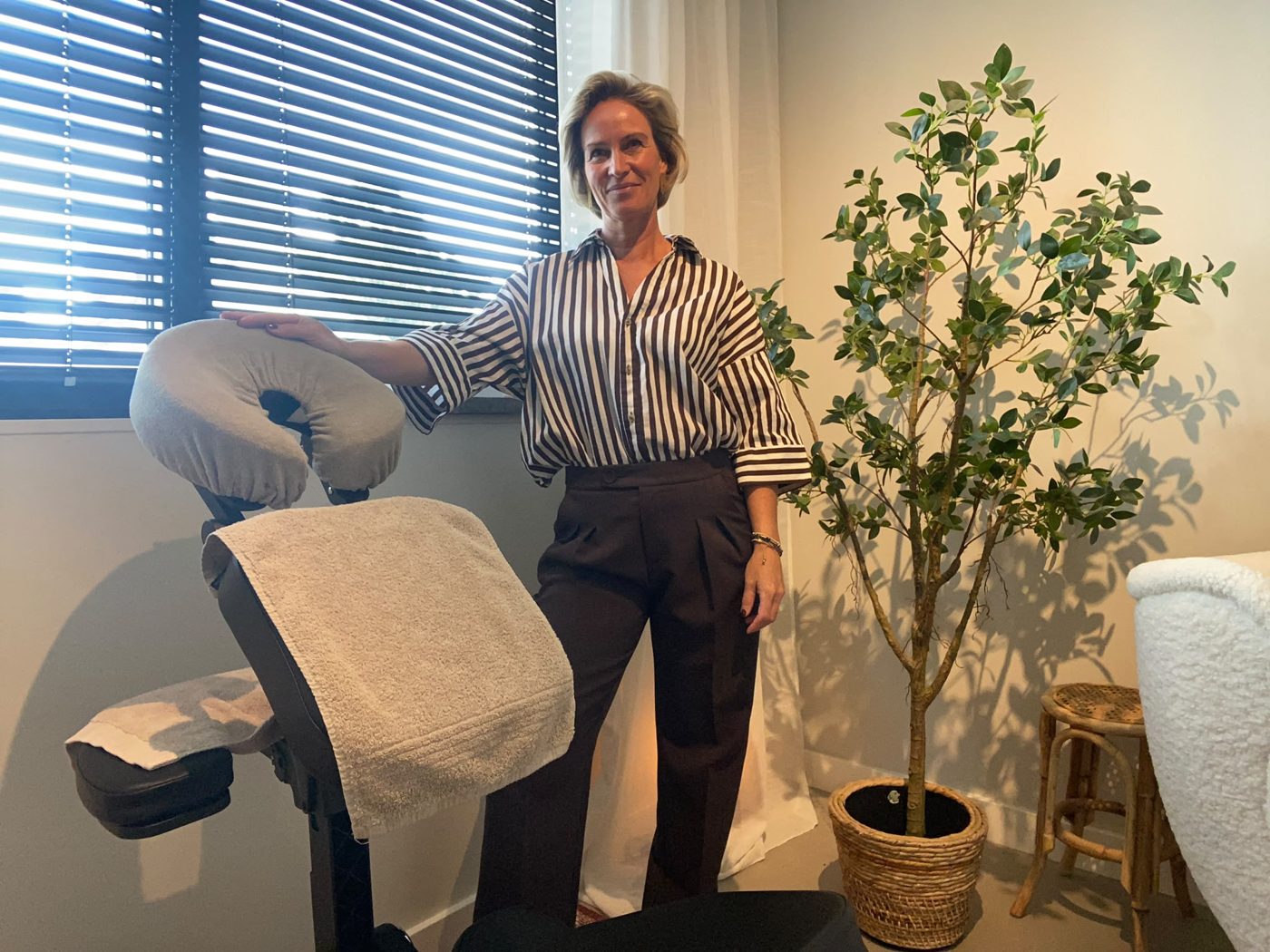 Carine Beerens in de praktijkruimte van Essentia Holistic Care