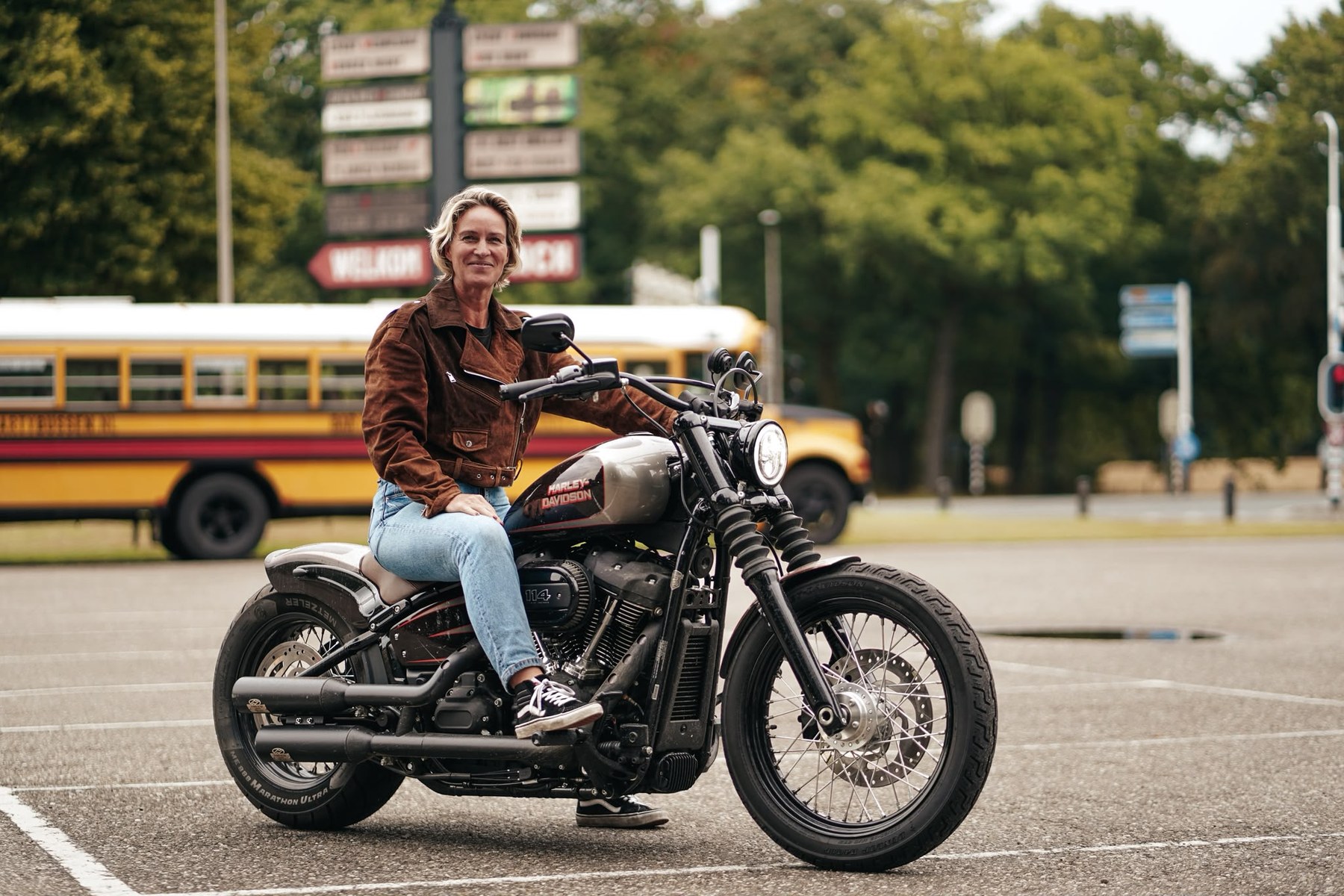 Carine Beerens, oprichter van Essentia Holistic Care, op haar motor