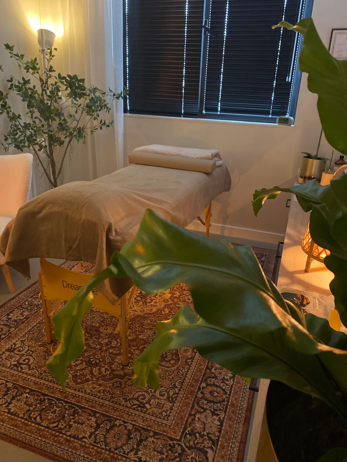 Behandelruimte van Essentia Holistic Care, met de ligbank klaargemaakt voor een gezichtsbehandeling